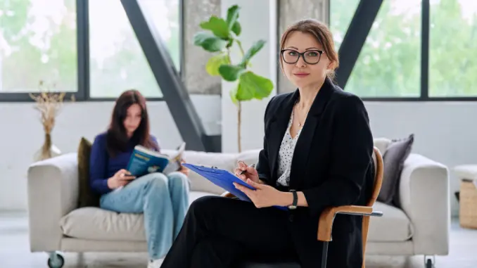 a hr consultant with employee